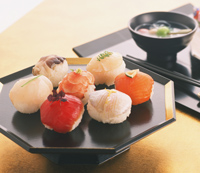 gedeckter Tisch mit Sushi-Köstlichkeiten
